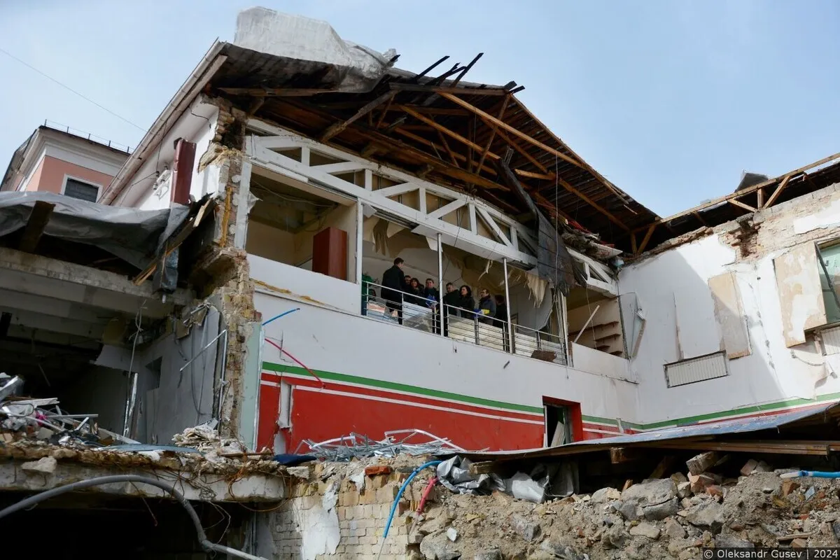 Футболісти київського «Локомотива» передали Інфантіно м’яч, понівечений ракетним ударом РФ