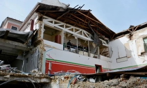 Футболісти київського «Локомотива» передали Інфантіно м’яч, понівечений ракетним ударом РФ