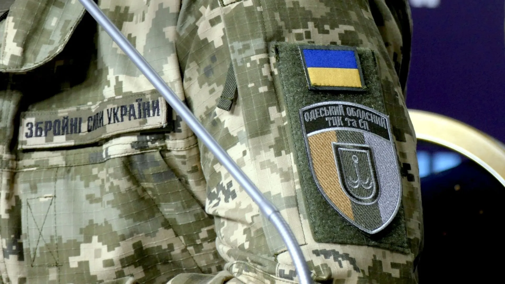 Силова мобілізація на даху будинку: у Волинському ТЦК заявили, що допомагали чоловіку