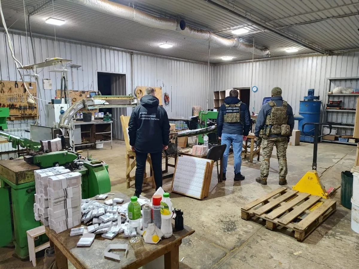 На Полтавщині викрили підпільну фабрику сигарет