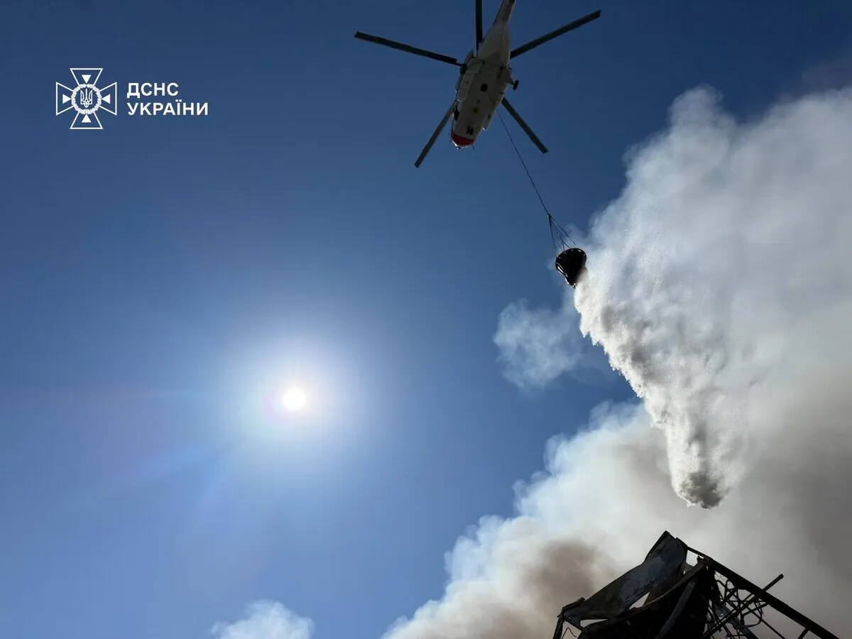На Київщині після атаки рф спалахнула масштабна пожежа на складі