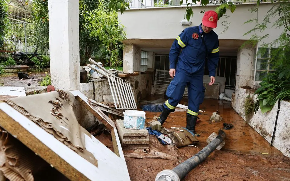 Відео: потужні бурі та повені накрили Грецію