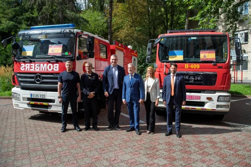 Київ отримав від Барселони два пожежні автомобілі