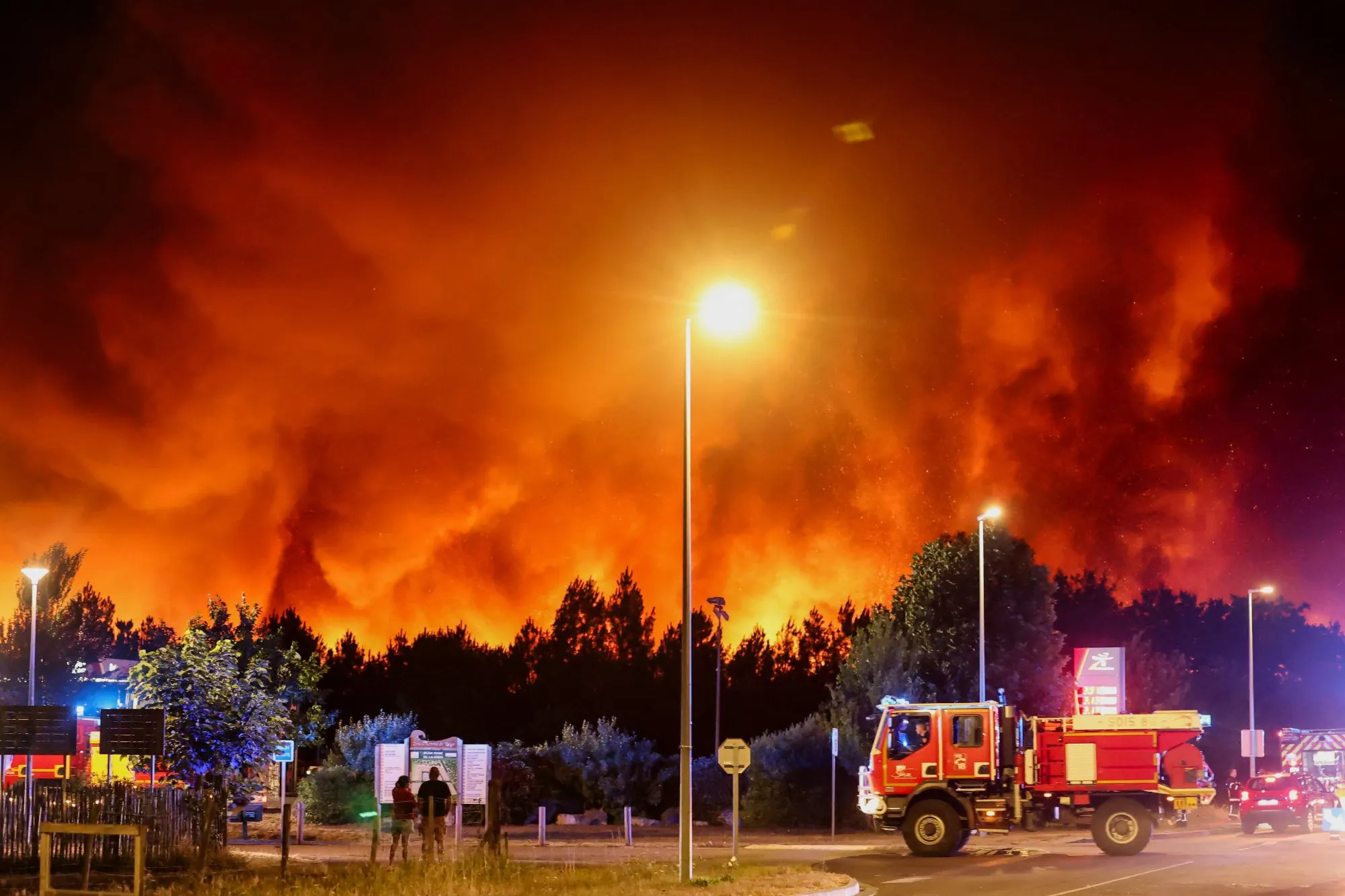 Video: A wildfire in France destroyed more than 50 homes and a campground