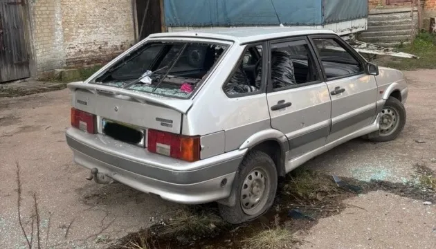 У центрі Семенівки російські дрони пошкодили дві цивільні автівки