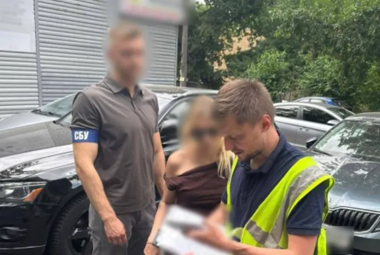 Посадовиця Шевченківської РДА Києва підозрюється у переплаті 1,5 млн грн на ремонті теплопунктів