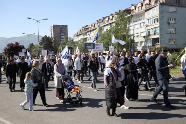 В Боснии сотни людей вышли на протест из-за закрытия металлургического завода — Reuters