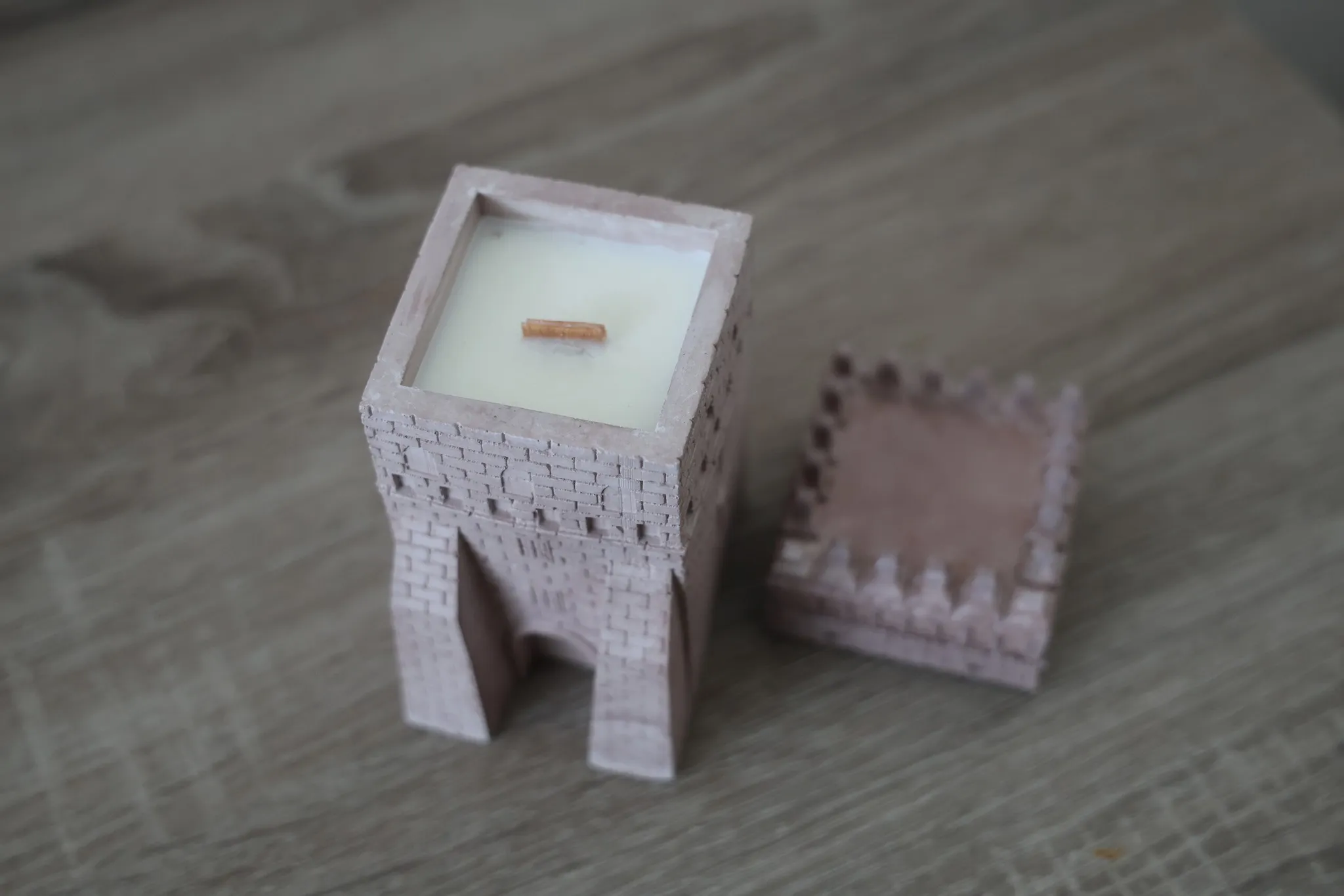 Луцька міськрада закупила 100 аромасвічок на 55 тис грн