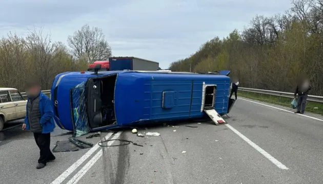 На Вінниччині зіткнулися позашляховик і автобус: шестеро постраждалих