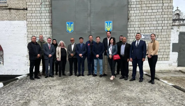Украина показала дипломатам лагерь для пленных иностранцев, воевавших на стороне РФ