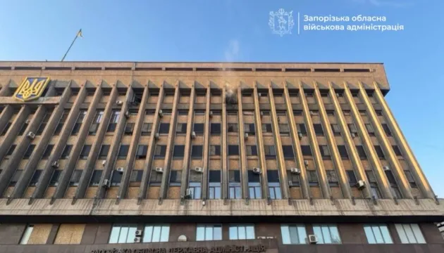 Россия во второй раз за вечер нанесла удар по зданию Запорожской ОГА