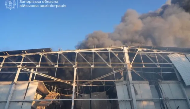 Росія вдарила по Запоріжжю: пошкоджені склади та СТО