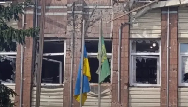 Російський дрон вдарив по селищній раді на Харківщині: є постраждалий
