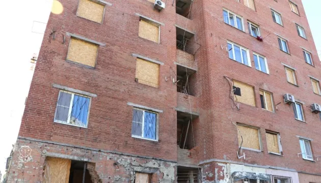 A building in Poltava is being repaired after Russian shelling