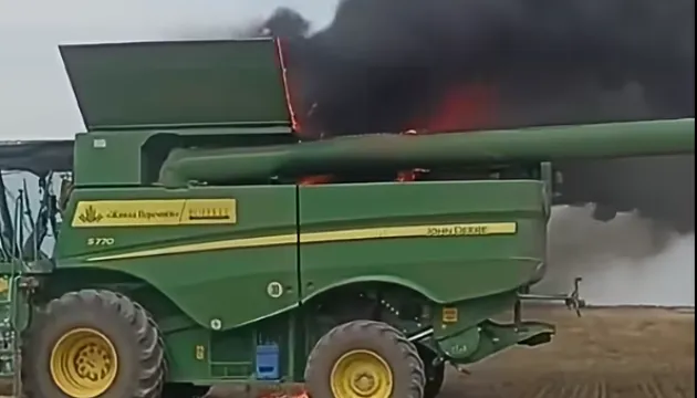 Російські дрони знищили останній комбайн фермерського господарства на Херсонщині Російські дрони знищили останній комбайн фермерського господарства на Херсонщині
