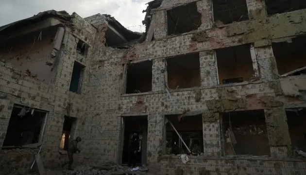 Видео: россияне нанесли удар по школе в Сумах во время учебного дня