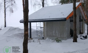 На березі Київського водосховища виявили незаконне будівництво без дозволів