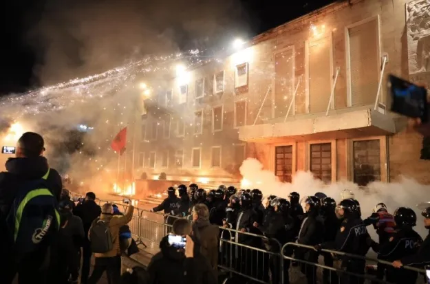 Антиурядовий протест у Тіранi переріс у сутички з поліцією