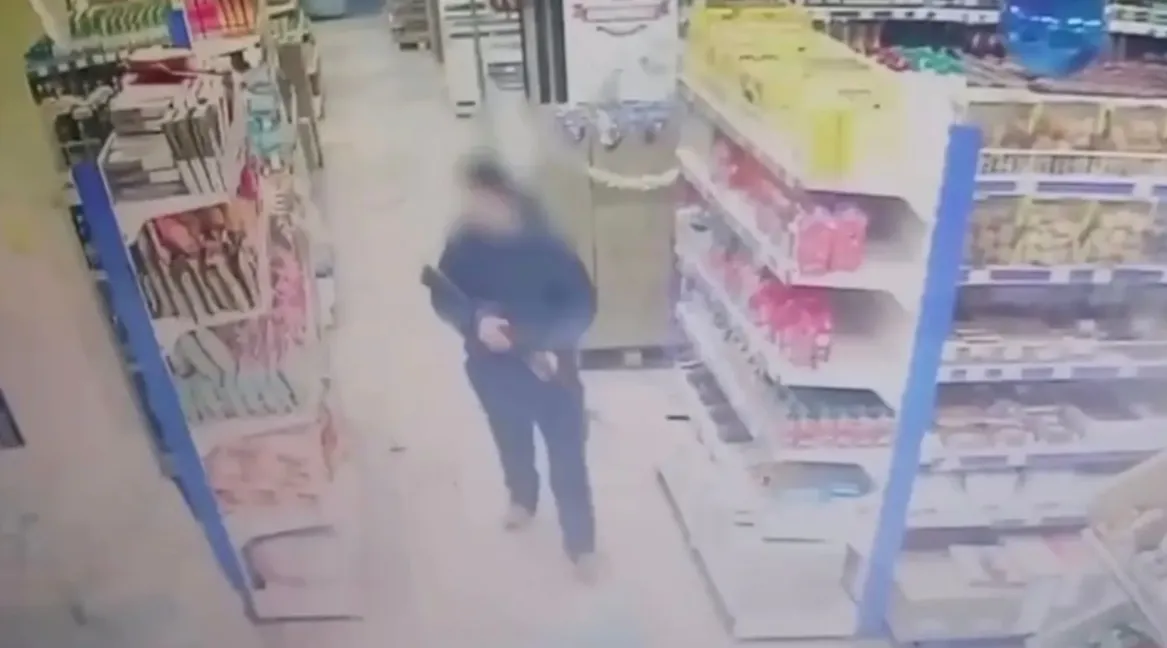 Відео: в окупованому Донецьку чоловік влаштував стрілянину з автомата у супермаркеті