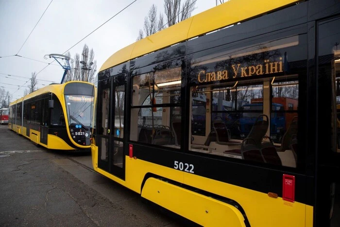 У Києві на маршрути вийшли нові трамваї та автобуси