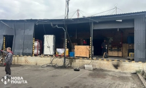 У Ніжині російські війська атакували сортувальне депо «Нової пошти»