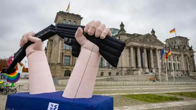 Протест проти добровільної військової служби пройшов перед Бундестагом у Німеччині