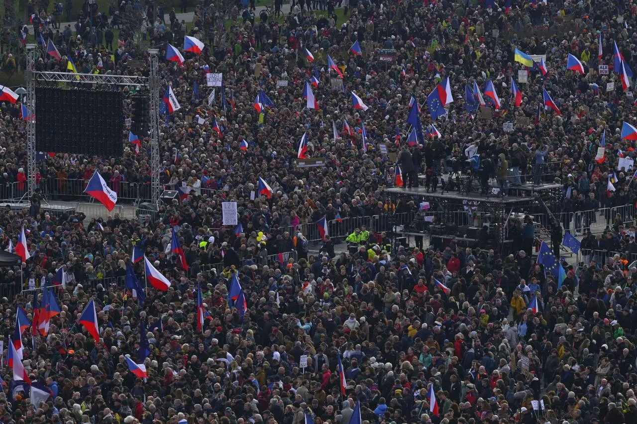 Відео: у Празі на протест проти влади вийшли сотні тисяч людей