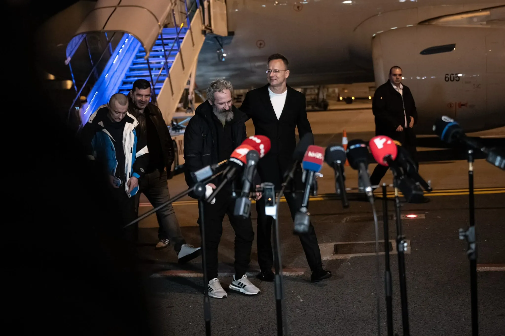 Сійярто показав двох українських військовополонених, звільнених на прохання Орбана