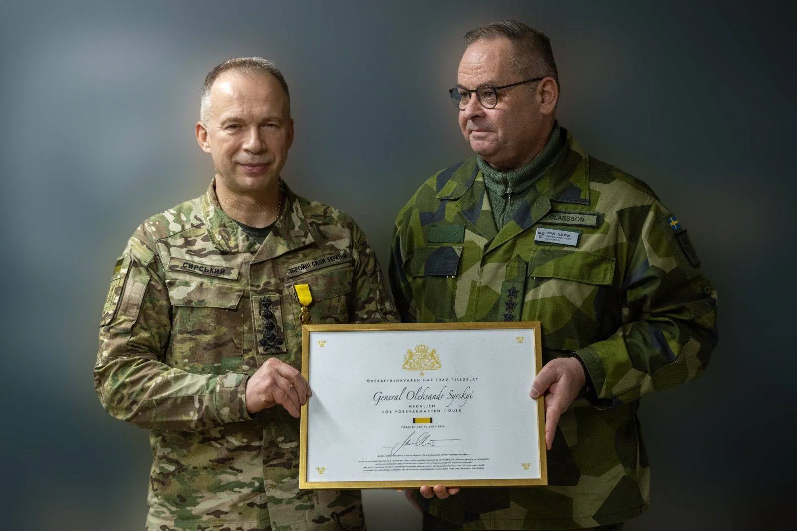 Головнокомандувач ЗС Швеції нагородив Сирського Золотою медаллю