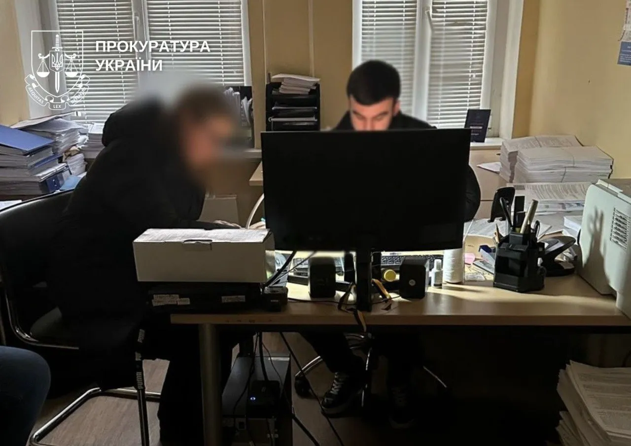 Посадовицю Деснянської РДА судитимуть за переплату 1,8 млн грн на електроенергії