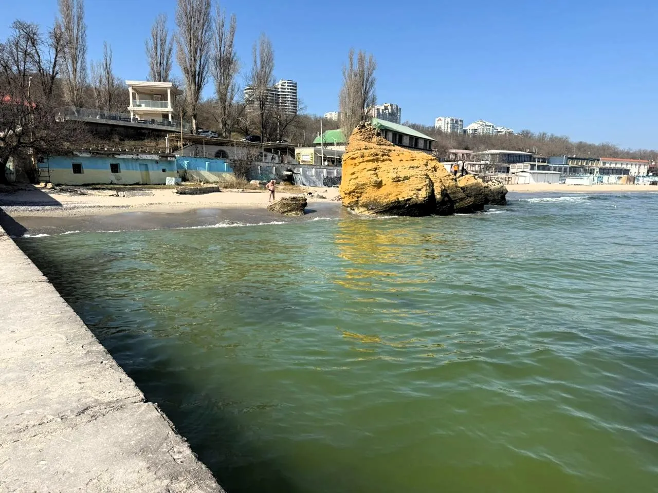 Відео: в Одесі море пожовкло через забруднення олією після обстрілів
