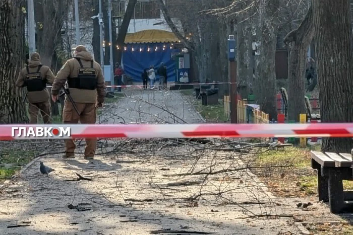 У Сирецькому парку впали уламки російського дрона: пошкоджено територію дитячої залізниці