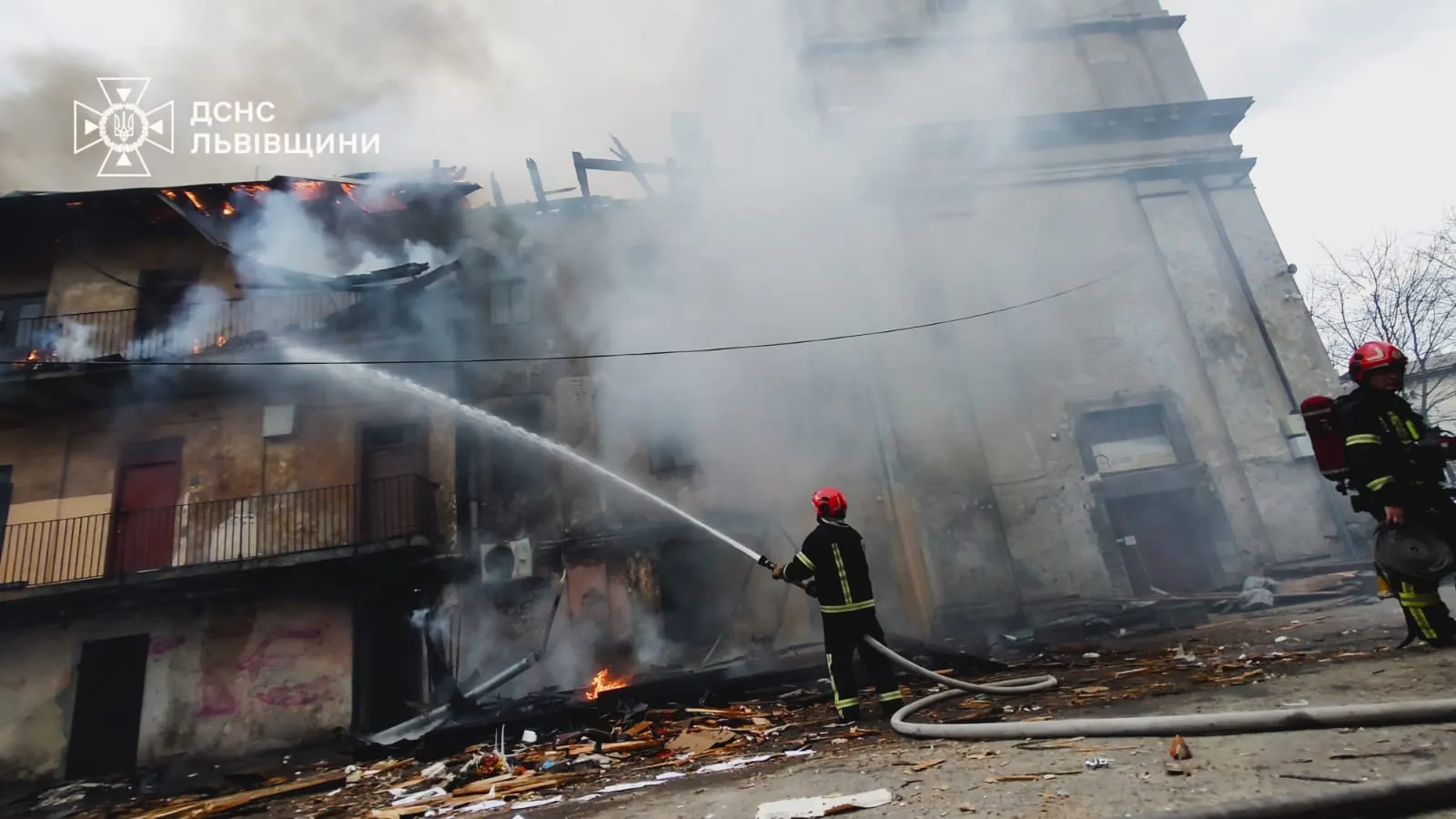 Атака на Львівщину: 7 постраждалих, фіксуються пожежі у житлових будинках — ДСНС