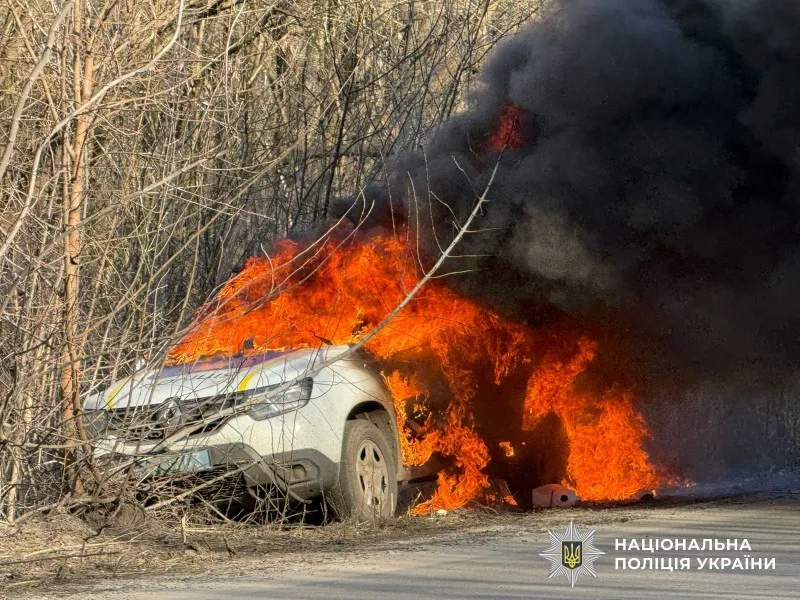 Дрон атакував авто поліції на Сумщині: машина згоріла