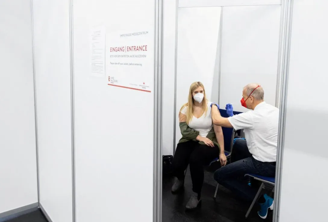 Масштабне дослідження підтвердило нижчу смертність серед вакцинованих від COVID-19