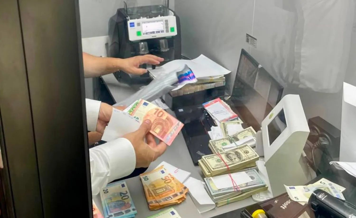 У Києві викрили мережу нелегальних обмінників: вилучили понад 1,6 млн грн і $138 тисяч
