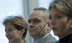 Російським дипломатам довелося повертатися з КНДР пішки, штовхаючи перед собою дрезину з валізами — відео