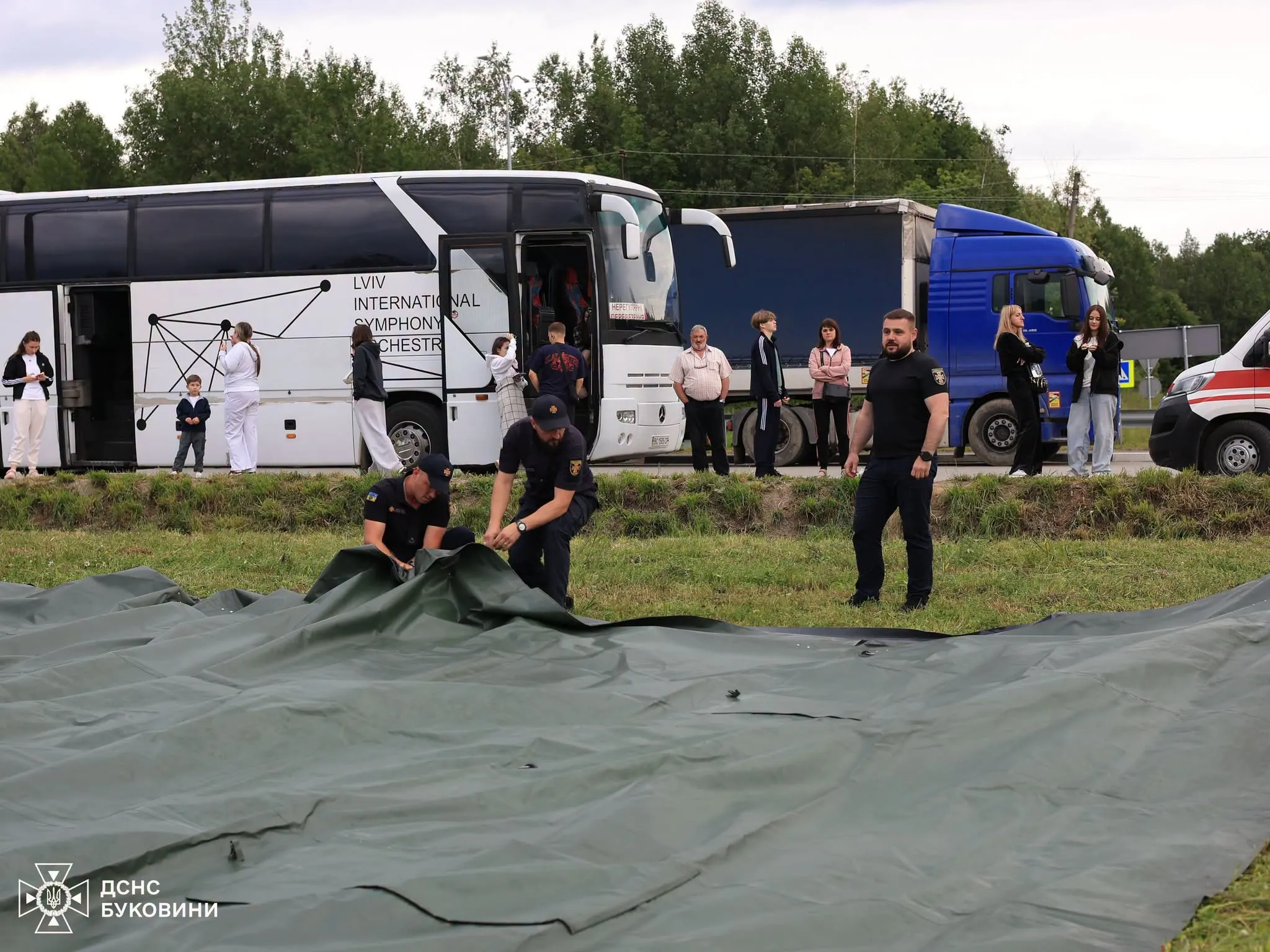 На кордоні з Румунією розгорнули пункт незламності через черги туристичних автобусів