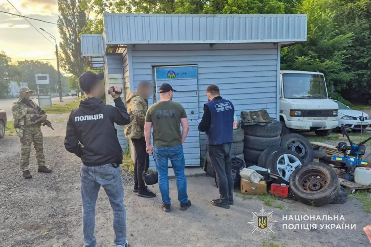 В Сумах задержали банду рэкетиров: у них обнаружили тайник с оружием