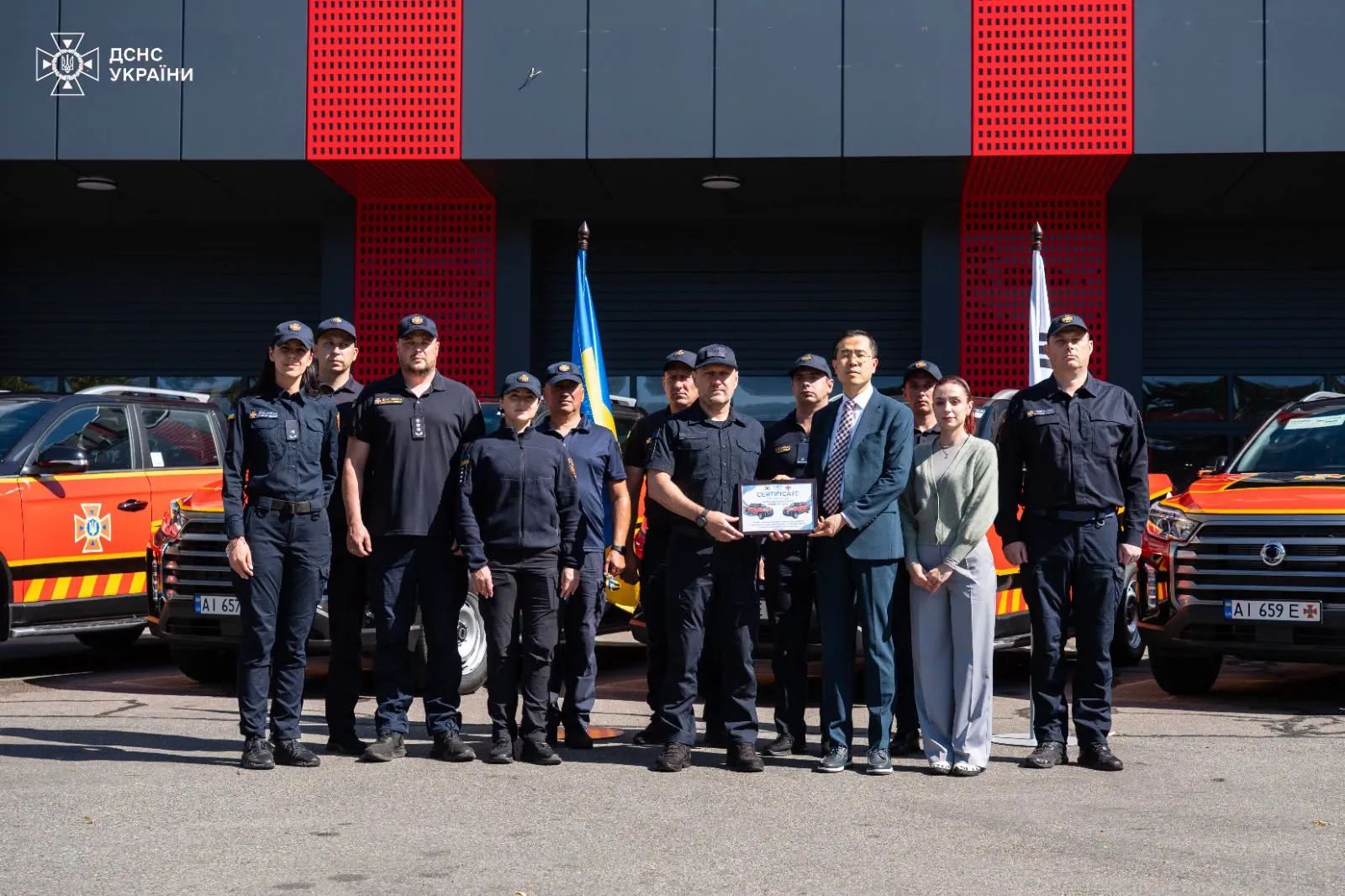 Республика Корея передала ГСЧС пять специализированных пикапов