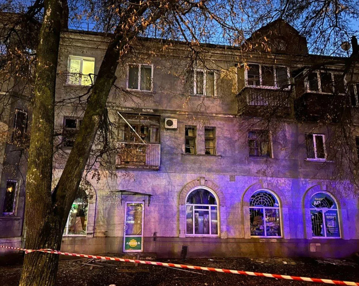 Російський дрон атакував житловий район Сум: троє поранених