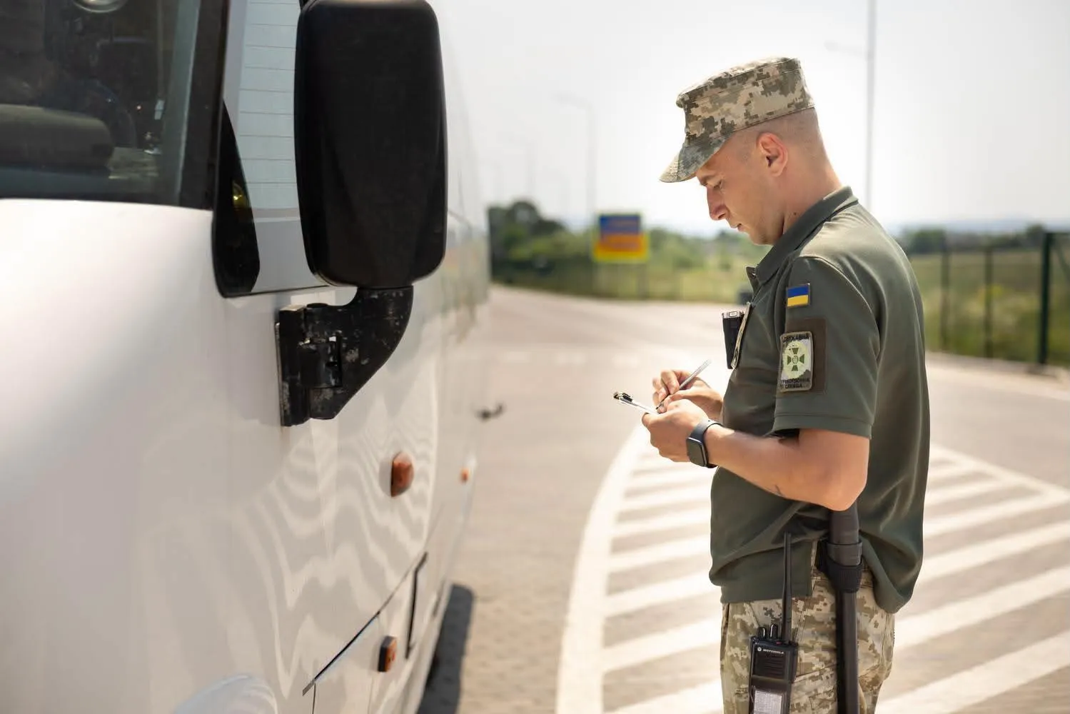 На границе с Польшей образовались очереди из автомобилей и автобусов