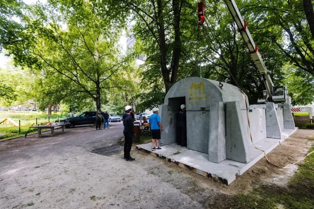 У Таллінні встановлюють перше в Естонії модульне укриття