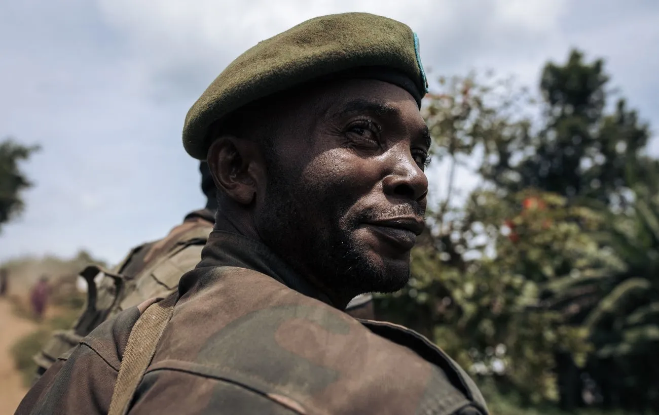 Відео: росіянин змусив найманця з Африки йти на поле з протитанковою міною на животі