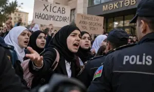 Президент Естонії взяв участь у плетінні маскувальних сіток для ЗСУ