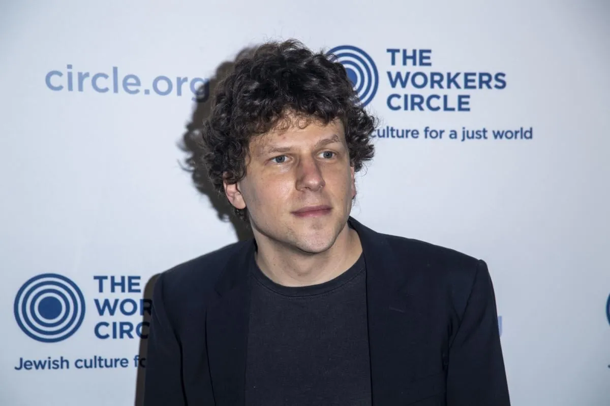 Зірка «Соціальної мережі» Джессі Айзенберг віддасть нирку незнайомій людині Зірка «Соціальної мережі» Джессі Айзенберг віддасть нирку незнайомій людині