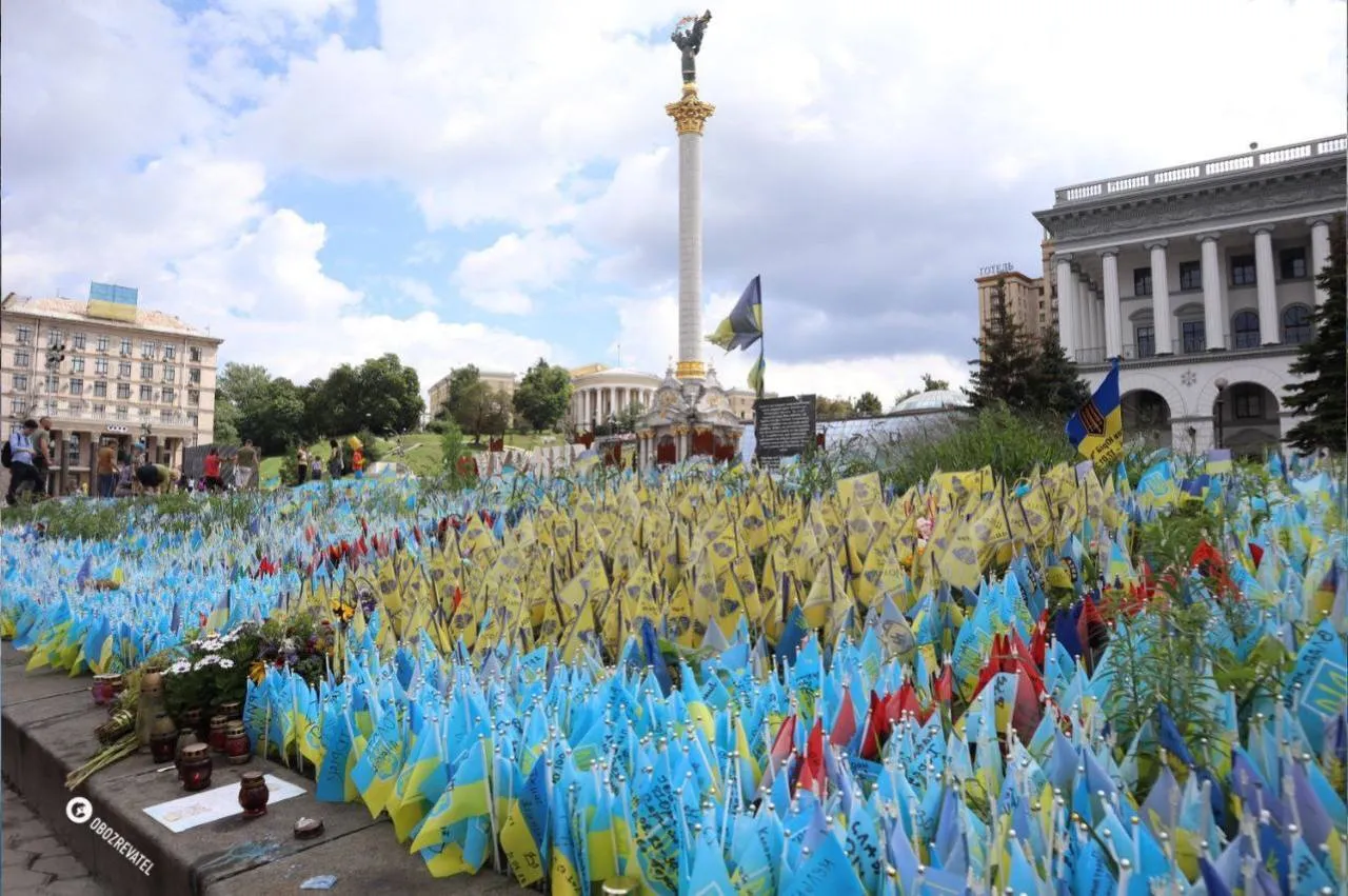 Відео: у Києві затримали чоловіка за наругу над меморіалом загиблих захисників