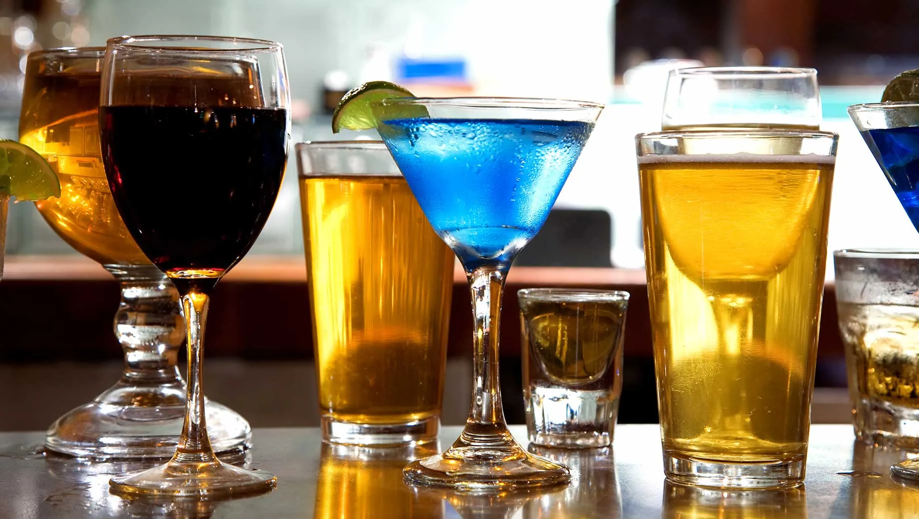 Світові виробники алкоголю скорочують виробництво через надлишок спирту