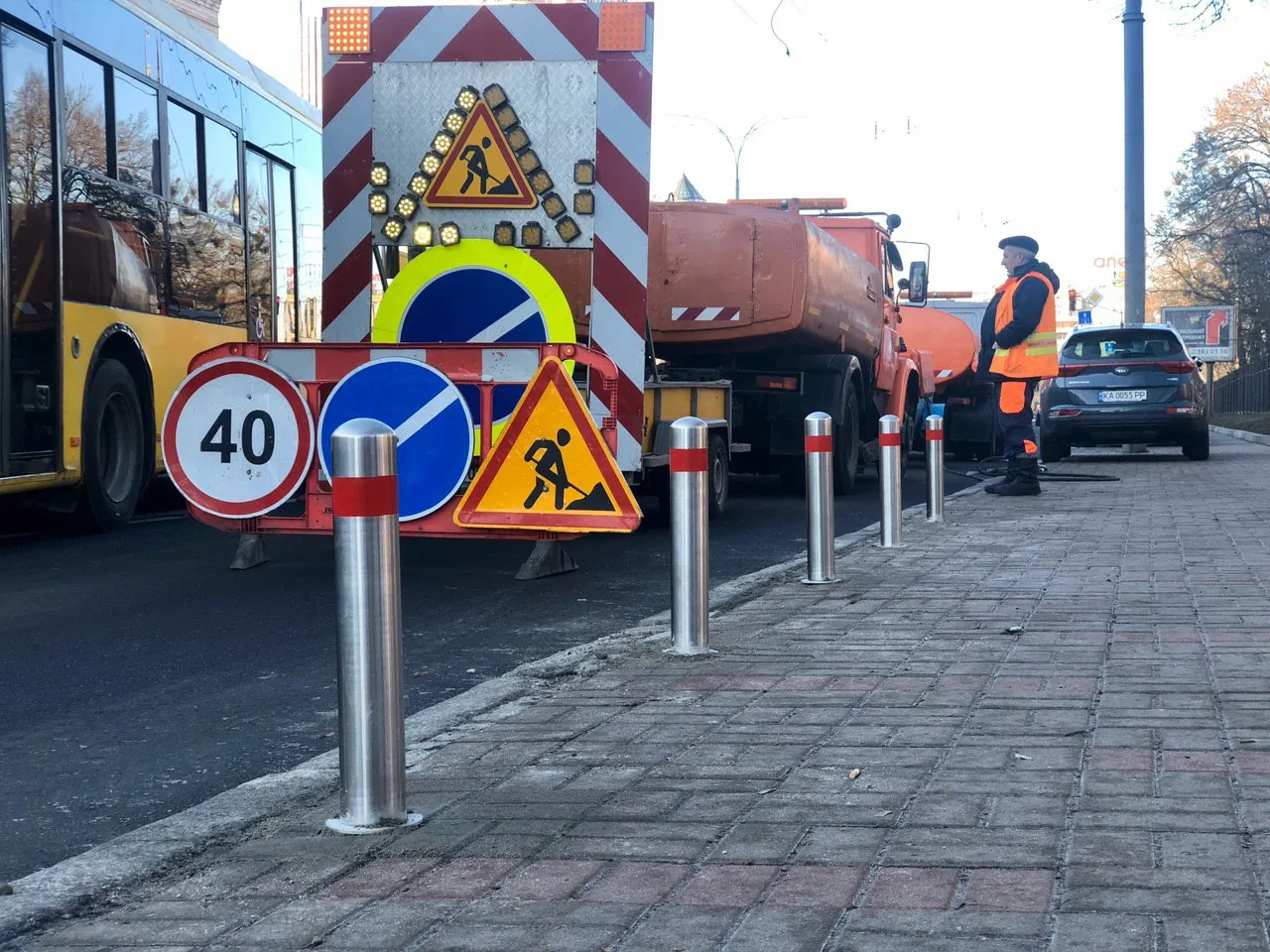 У Києві судитимуть посадовця через закупку неякісних антипаркувальних стовпчиків