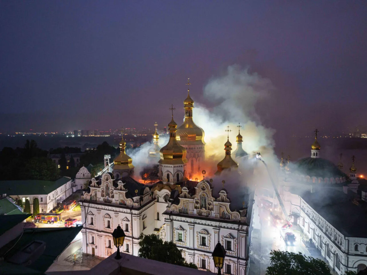 The OLIZ brand will donate the proceeds from the Lavra collection to the restoration of the Assumption Cathedral